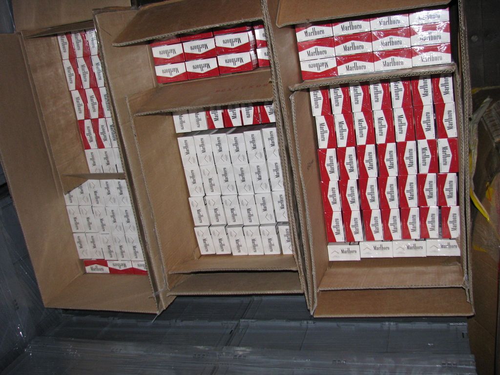 Cigarete v polpriklopniku, ponaredki v železni&scaron;kih zabojnikih